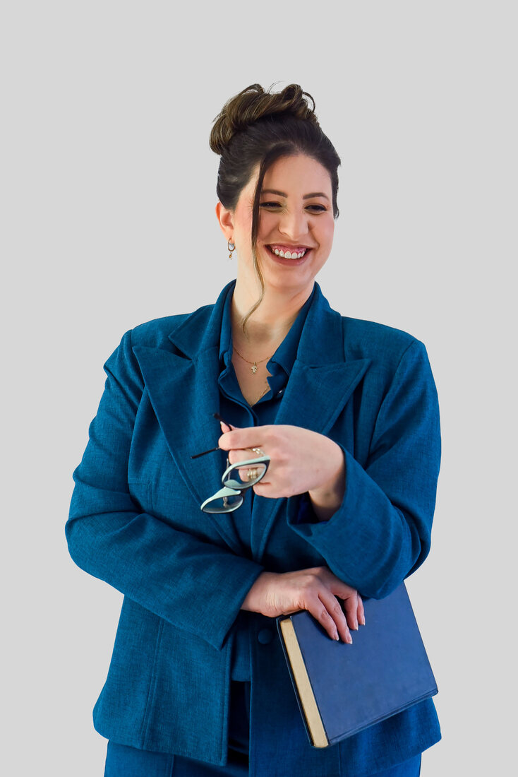 Sâmela Pedroso, criadora do Olha, Sou Eu!, sorrindo com um livro nas mãos
